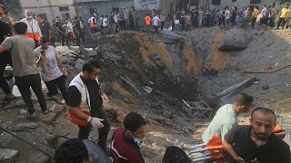 Palestinianos procuram sobreviventes após um bombardeamento em Rafah, na Faixa de Gaza