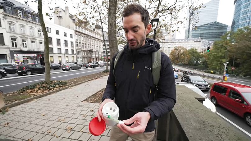 Pierre Dornier, Director of Les chercheurs d'air, asked volunteers to measure the pollution in their homes using these tubes. Pierre Dornier, Director of Les chercheurs d'air, asked volunteers to measure the pollution in their homes using these tubes.