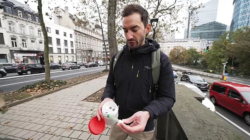 Pierre Dornier, Direktor von Les chercheurs d'air, hat Freiwillige gebeten, die Luftverschmutzung in ihren Wohnungen mit diesen Röhrchen zu messen.