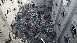 فلسطينيون يبحثون عن ناجين من القصف الإسرائيلي لقطاع غزة في مخيم النصيرات للاجئين، الثلاثاء 24 أكتوبر 2023.