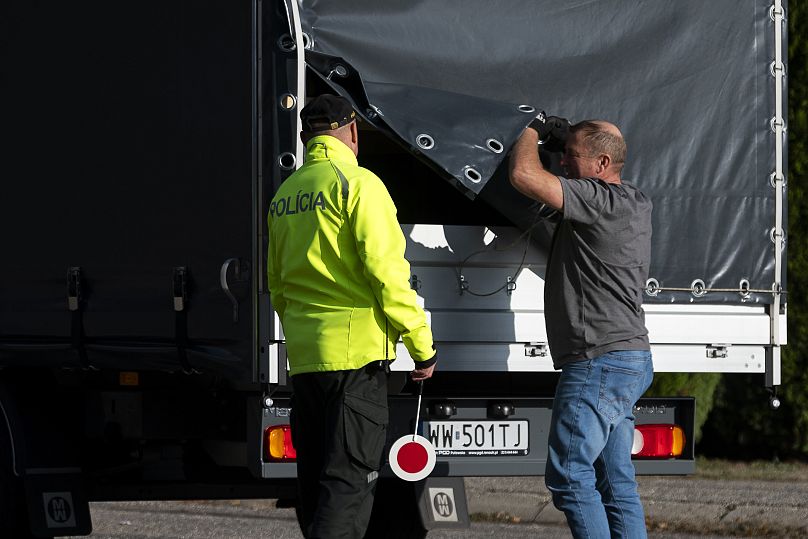 ضابط شرطة سلوفاكي يقوم بفحص شاحنة على الحدود السلوفاكية المجرية في ساهي، سلوفينيا، الخميس 5 أكتوبر 2023.