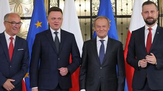 Balról jobbra Wlodzimierz Czarzasty, Szymon Holownia, Donald Tusk és Wladyslaw Kosiniak-Kamysz a négy lengyel ellenzéki párt varsói sajtóértekezletén 2023. október 24-én. 