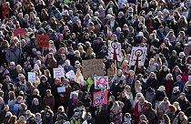 Des personnes de toute l'Islande rassemblées pour la grève des femmes à Reykjavik, Islande, mardi 24 octobre 2023.