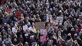 Des personnes de toute l'Islande rassemblées pour la grève des femmes à Reykjavik, Islande, mardi 24 octobre 2023.