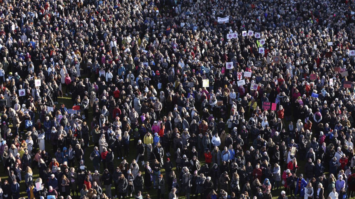 Cerca de cuarenta grupos que representan a mujeres, personas transgénero y trabajadores en Islandia convocaron una huelga de mujeres 