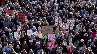 Премьер-министр Исландии и женщины по всей стране проводят забастовку, требуя повысить женщинам зарплаты и прекратить насилие по гендерному признаку.
