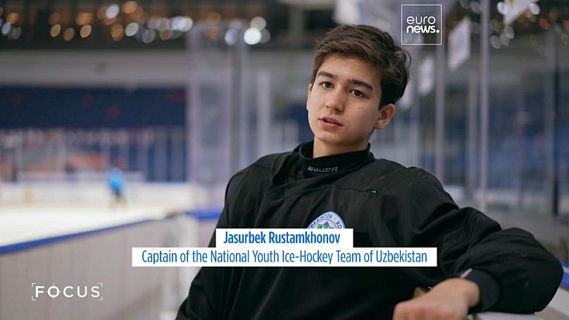 Jasurbek Rustamkhonov, capitão da equipa júnior de hóquei no gelo do Uzbequistão