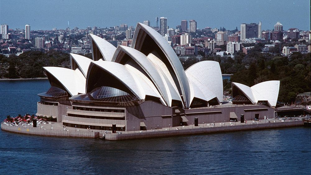 Операта в Сидни се вижда с пристанището на Сидни на