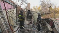 رجال الأطفاء قرب منزل مدمر جراء القصف الذي تعرضت له مدينتةدونيتسك.24 تشرين الثاني 2023