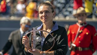 Simona Halep a bajnoki trófeával, miután győzött a brazil Beatriz Haddad Maia ellen a torontói női keménypályás tenisztorna döntőjében 2022. augusztus 14-én.