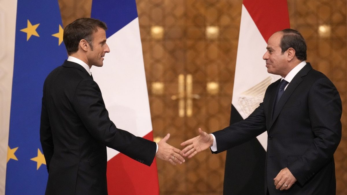 Stretta di mano Macron-Al-Sisi