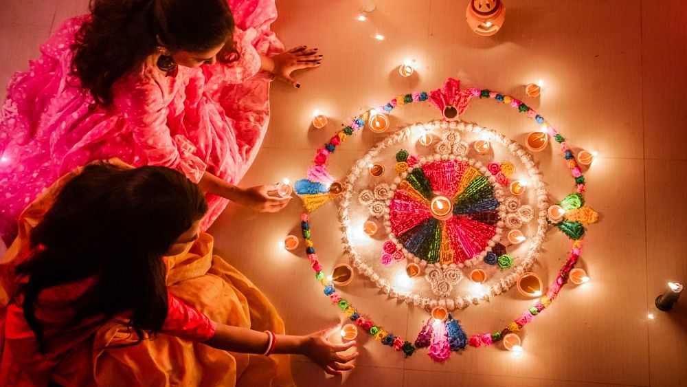 Жени, държащи свещи по време на фестивала Дивали - Авторски права Rahul