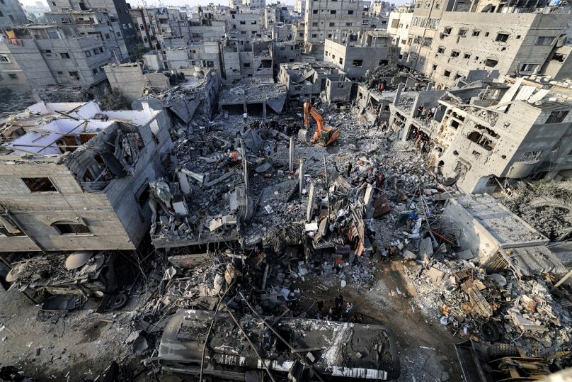 Distruzione provocata dai bombardamenti israeliani del 25 ottobre a Khan Younis, nel sud di Gaza