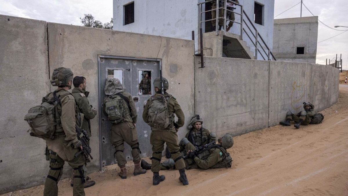 Солдаты израильской армии принимают участие в учениях на учебном полигоне, имитирующем город Газа, в учебном центре Цеелим в южной пустыне Негев,16 января 2023 года.