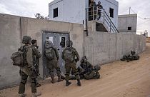 Солдаты израильской армии принимают участие в учениях на учебном полигоне, имитирующем город Газа, в учебном центре Цеелим в южной пустыне Негев,16 января 2023 года.