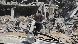 Mannn vor seinem zerstörten Haus in Rafah (25. Oktober 2023)