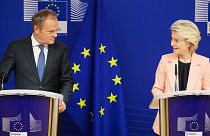 O líder da oposição polaca, Donald Tusk (à esquerda), reuniu-se com a Presidente da Comissão Europeia, Ursula von der Leyen (à direita), em Bruxelas, na manhã de quarta-feira.