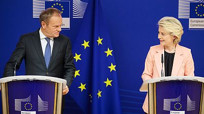 Le chef de l'opposition polonaise, Donald Tusk (à gauche), a rencontré la présidente de la Commission européenne, Ursula von der Leyen (à droite), à Bruxelles mercredi matin.