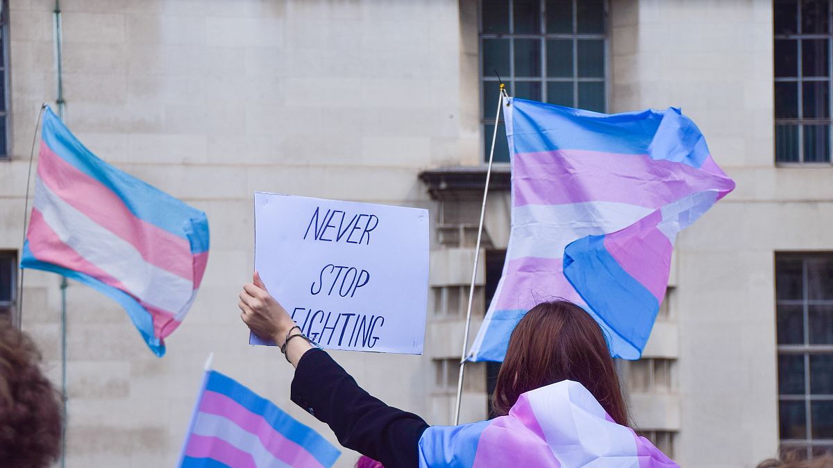 Ein Trans-Rechte-Protestler geht in London auf die Straße