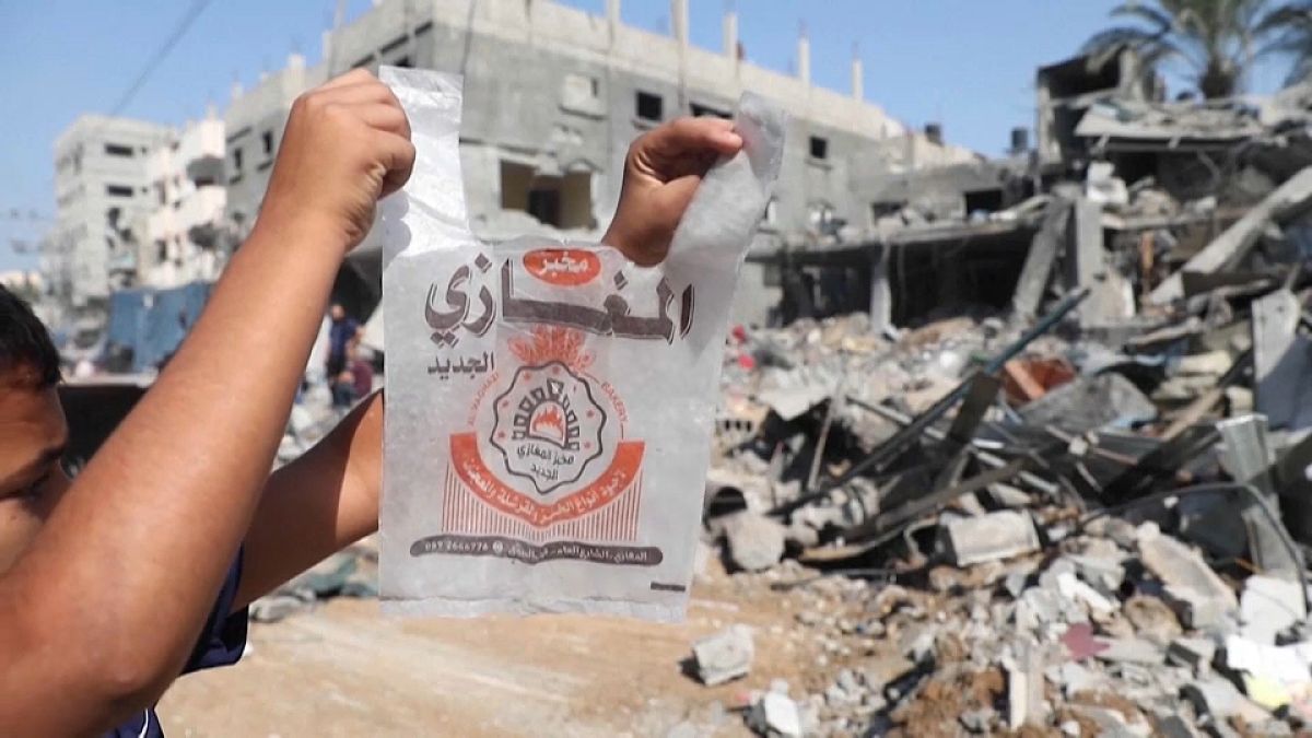 كيس لمخبزة المغازي التي دمرت بالكامل في غزة بعد تعرضها لقصف إسرائيلي