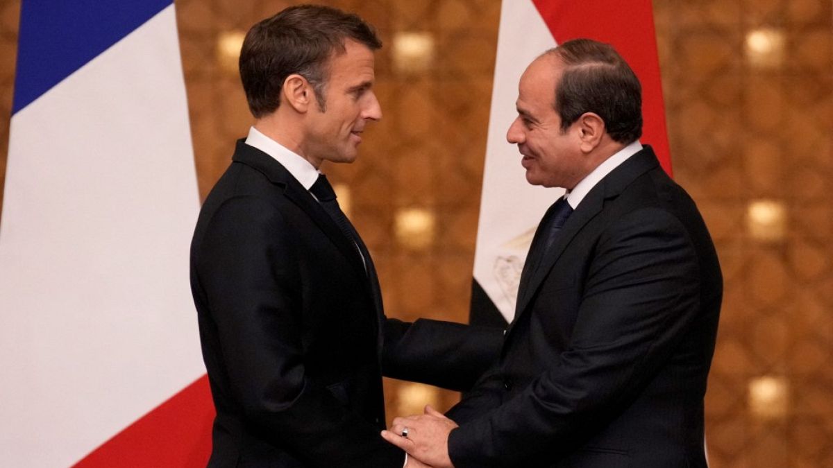 Le président français Emmanuel Macron et le président égyptien Abdel Fatah al-Sissi se serrant la main après une conférence de presse conjointe au Caire, en Egypte. 25/10/2023