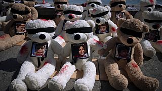 Teddybären in Tel Aviv erinnern an von der Hamas nach Gaza verschleppte Kinder