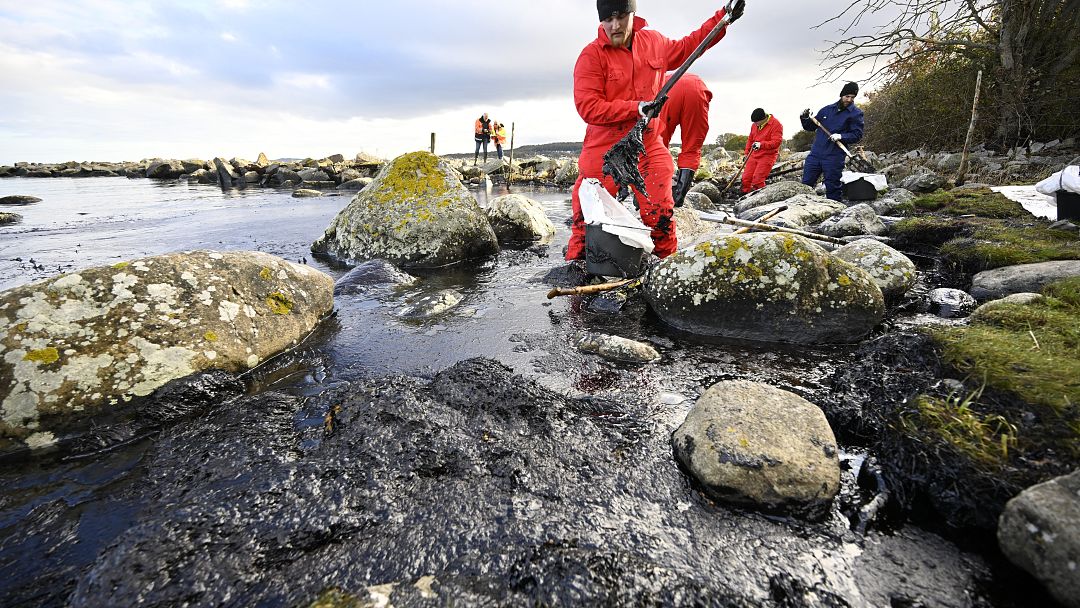 ‘Two cubic metres of oil’ Swedish coastguard rushing to clean up ferry
