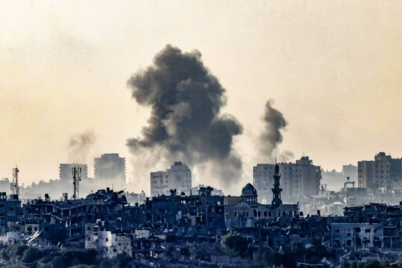 Il fumo si leva sul nord di Gaza distrutto dopo i bombardamenti israeliani