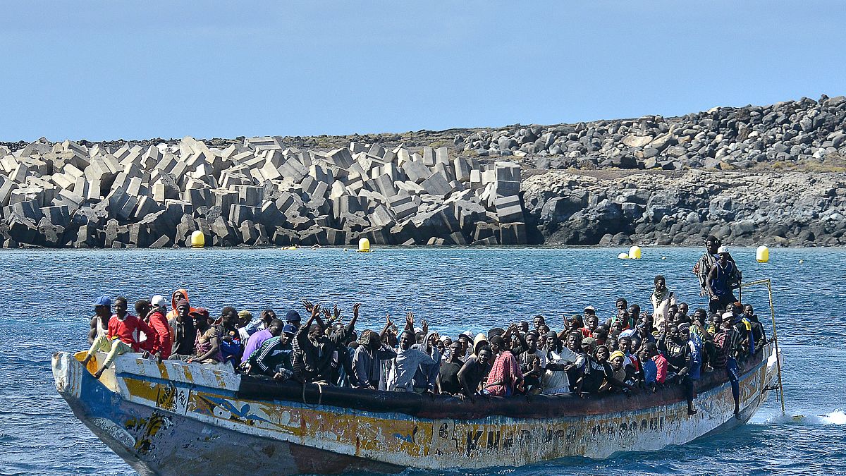 مهاجرون على متن قارب بجزيرة إل ييرو