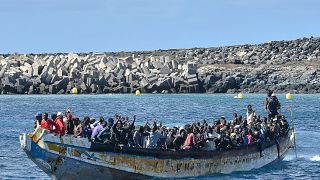 مهاجرون على متن قارب بجزيرة إل ييرو