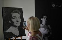 Besucherin fotografiert Exponate im Callas-Museum