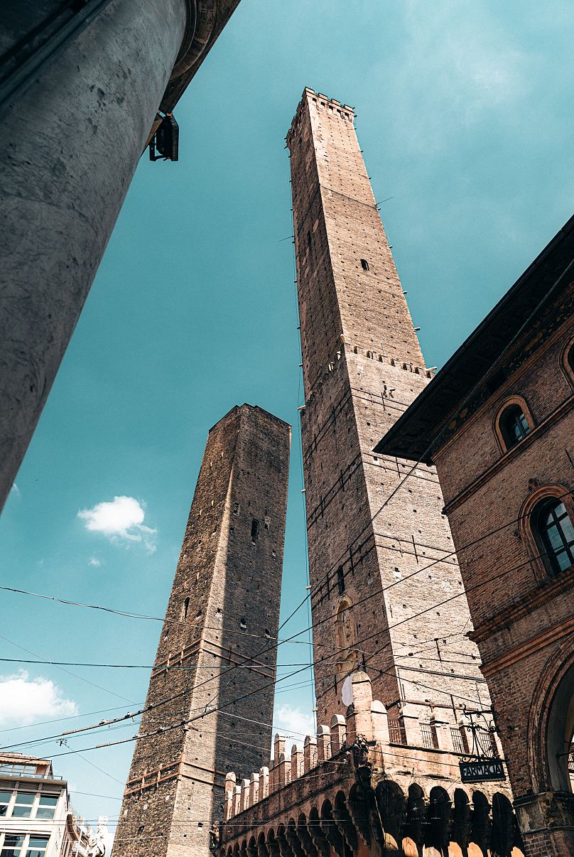 Le torri della Garisenda e degli Asinelli a Bologna