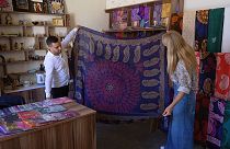 گشت‌وگذار در آذربایجان؛ نگاهی به مرغوب‌ترین چارقدهای رنگین ابریشم 