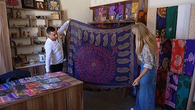 En la Ruta de la Seda: aprenda a confeccionar el pañuelo kelagai
