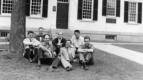 کنفرانس دارتموث در سال ۱۹۵۶ به عنوان نقطه آغاز رسمی علم هوش مصنوعی در نظر گرفته می‌شود