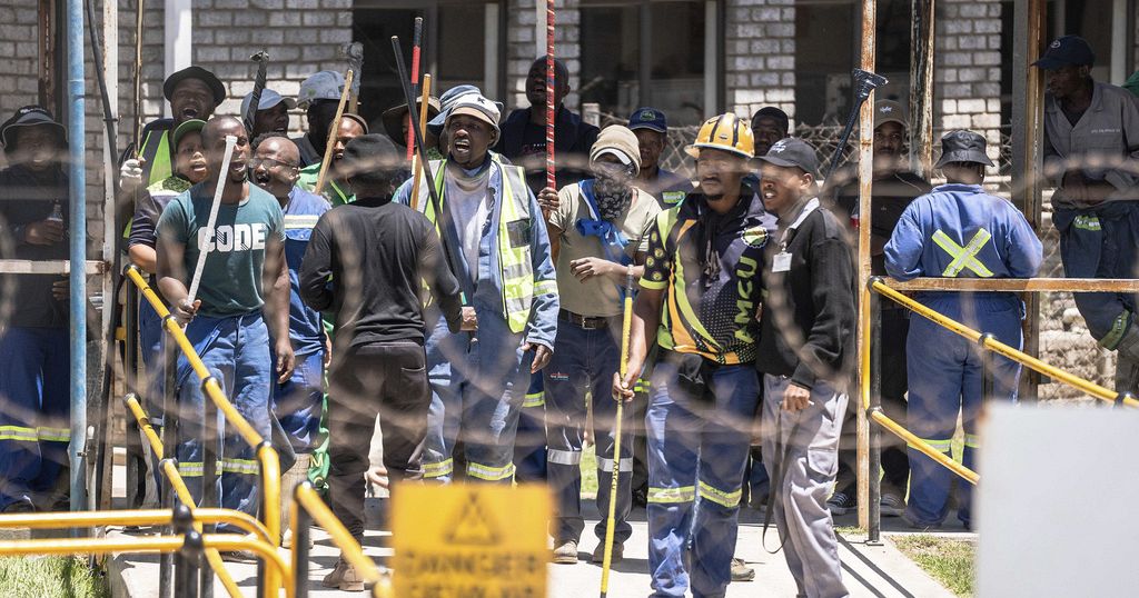 South Africa: hundreds of miners trapped underground by protesters