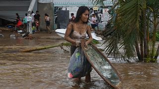 Uma mulher vagueia pelos destroços deixados pelo furacão "Otis" em Acapulco
