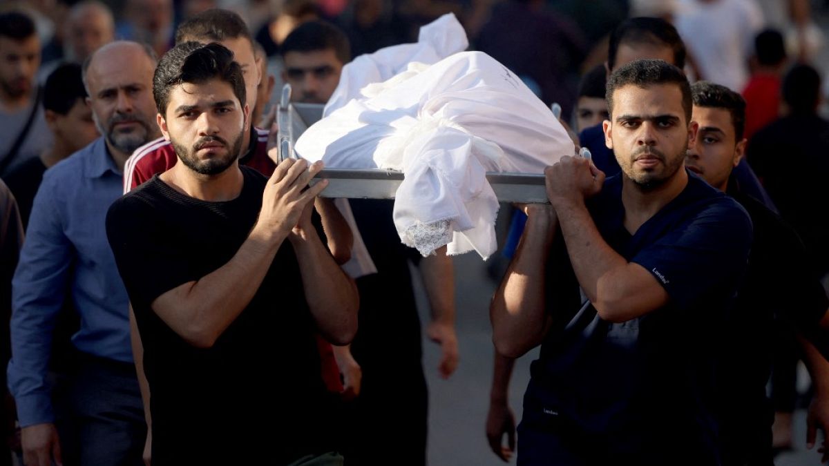 Palestinesi seppelliscono i morti dei bombardamenti israeliani a Khan Younis