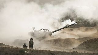 وحدة مدفعية إسرائيلية متنقلة تطلق قذيفة من جنوب إسرائيل باتجاه قطاع غزة، في موقع بالقرب من الحدود بين إسرائيل وغزة، الأربعاء 25 أكتوبر 2023.