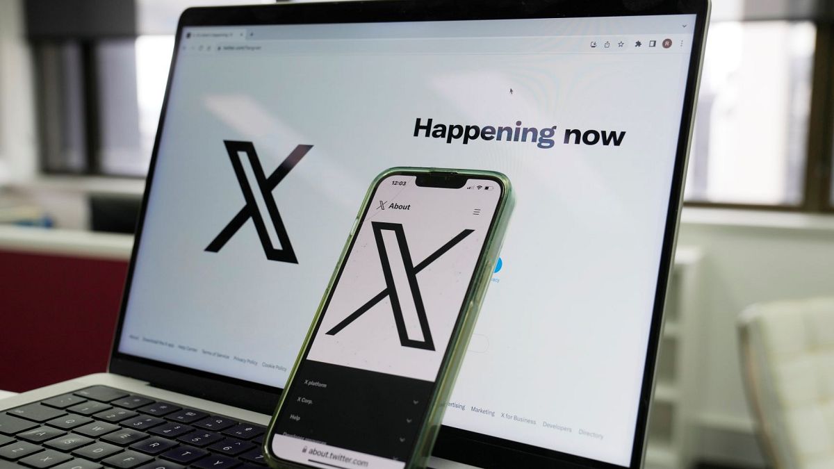 يتم عرض الصفحة الافتتاحية لـ X على جهاز كمبيوتر وهاتف في سيدني