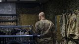 Un soldat participe à un atelier militaire à Kramatorsk, Ukraine, mercredi 13 septembre 2023.