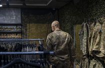 Um soldado vai a uma loja militar em Kramatorsk, Ucrânia, quarta-feira, 13 de setembro de 2023.