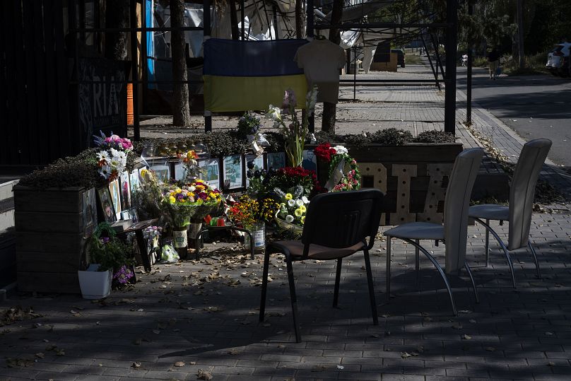 Un monumento improvisado donde las fuerzas rusas golpearon un restaurante con un misil Iskander, matando a 13 en Kramatorsk, Ucrania, el 13 de septiembre de 2023.