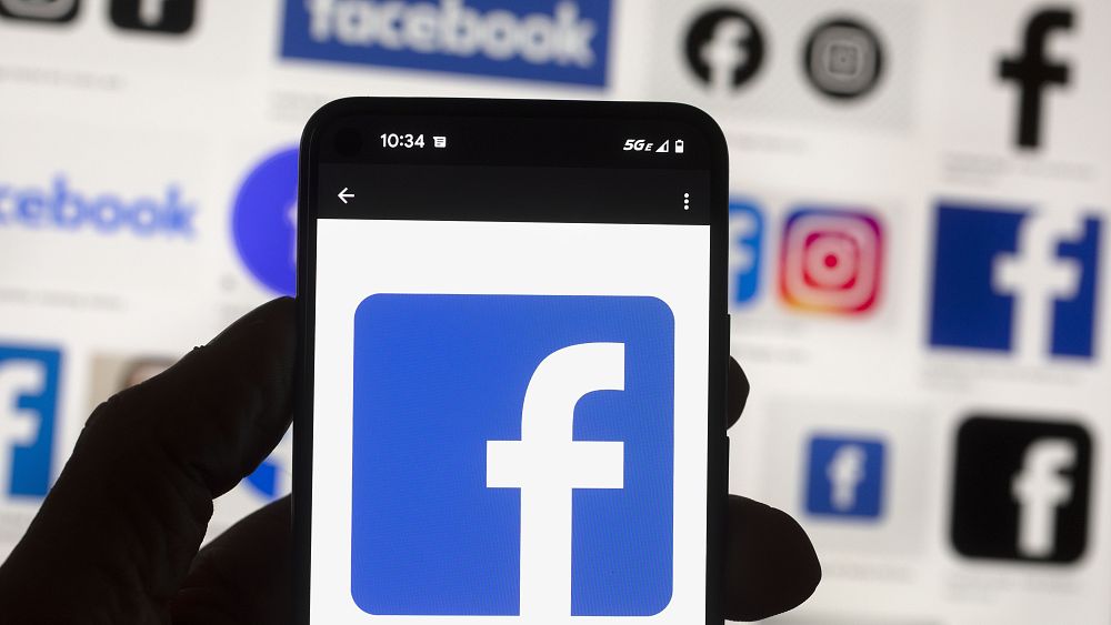 Логото на Facebook се вижда на мобилен телефон на 14