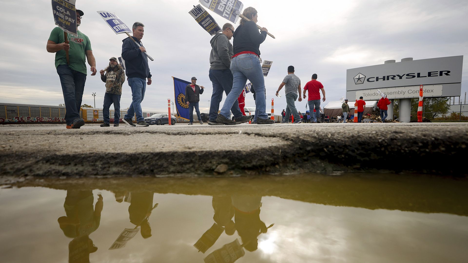 Autoworkers Reach Deal With Ford, A Breakthrough Toward Ending Strikes ...