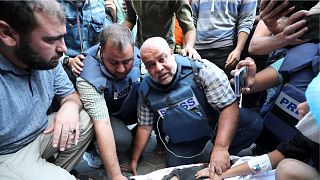 كبير مراسلي قناة الجزيرة في قطاع غزة، وائل الدحدوح، يلقي نظرة الوداع على أفراد أسرته الذين قتلتهم غارة إسرائيلية ليل الأربعاء 25 أكتوبر 2023