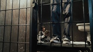  Затворник чете книга 