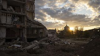 Destroços de um dos atques russos na região de Khmelnytsky, na Ucrânia, 25 de outubro de 2023