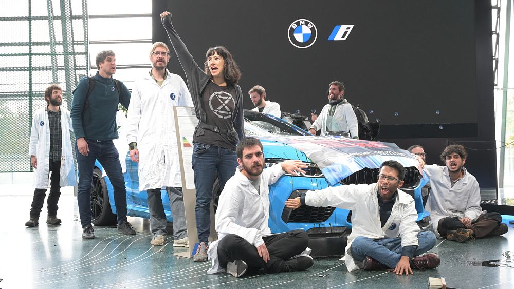 Активисти участват в ненасилствена акция в шоурум на BMW през