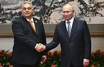 Handschlag zwischen Orban und Putin in Peking